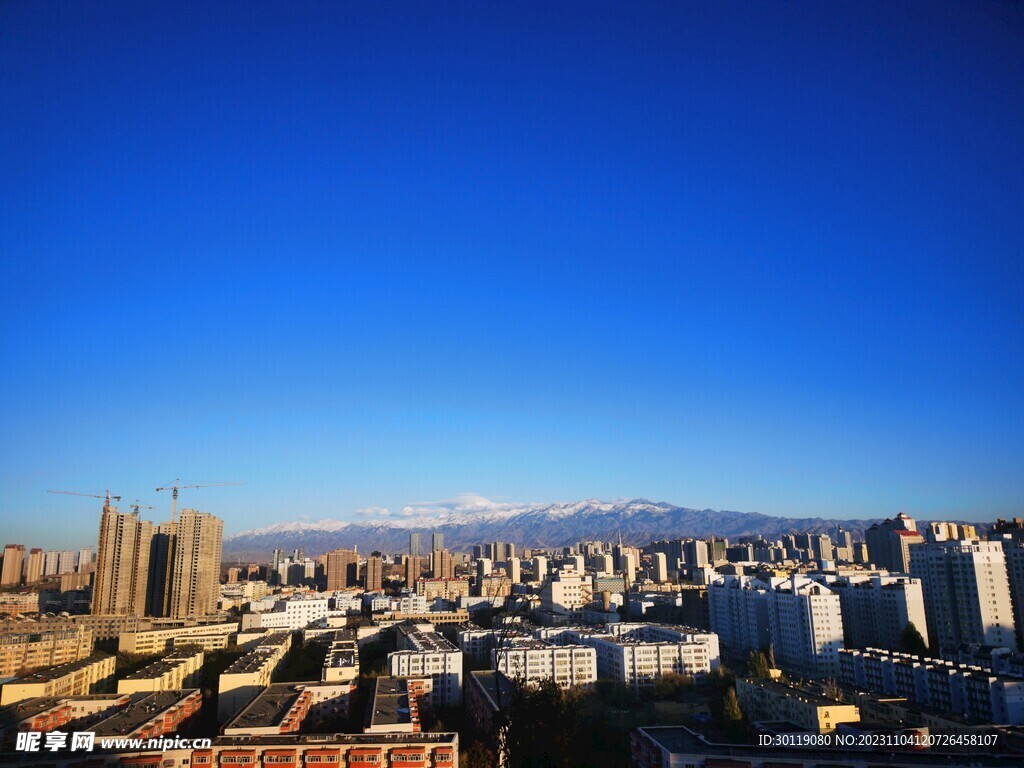 城市上空 蓝天白云 雪山 秋景