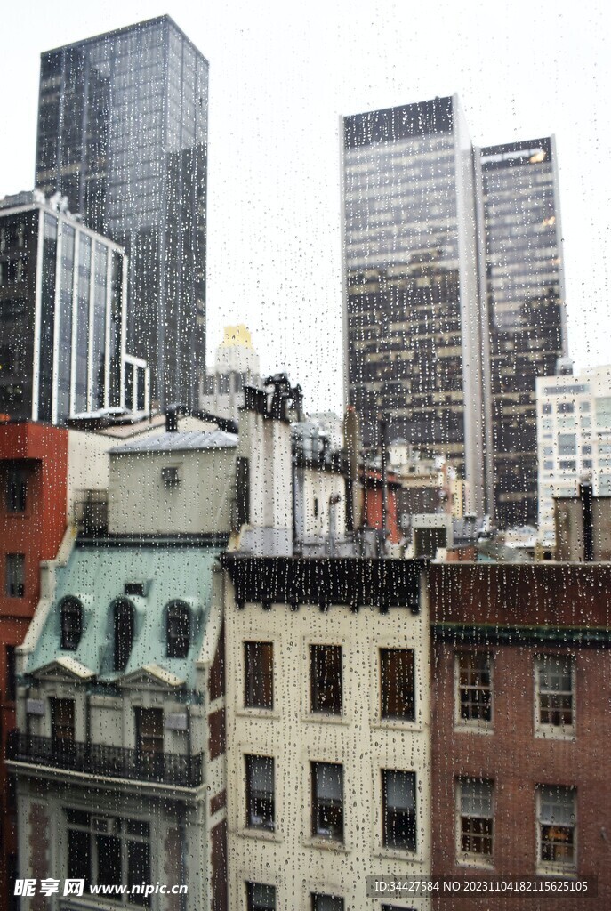 雨中的建筑楼