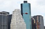 建筑楼宇和直升飞机