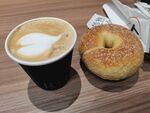乳酪贝果和拿铁咖啡