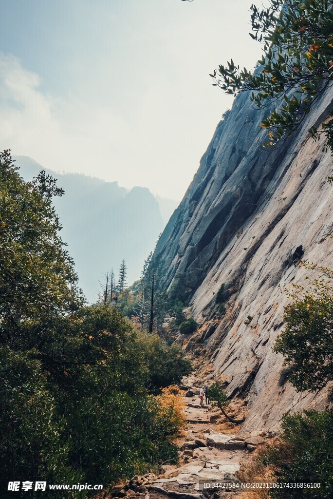 峡谷中的山路