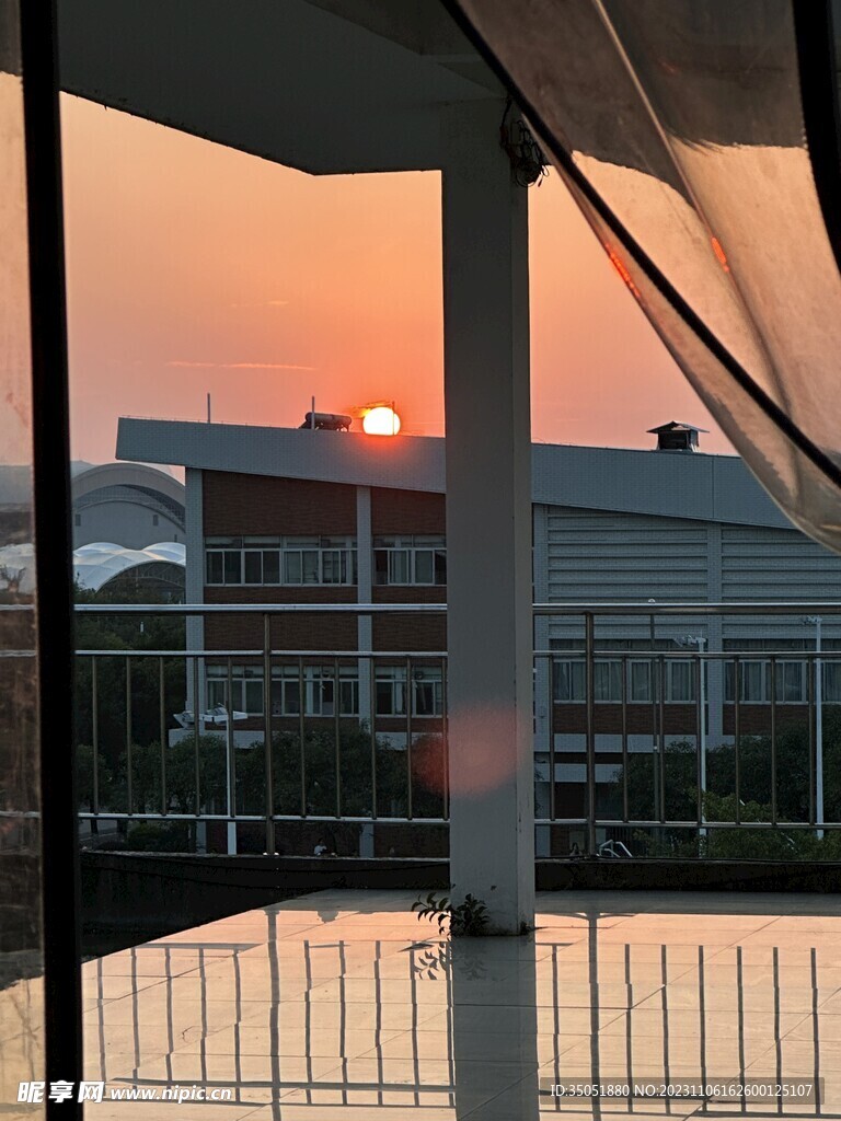 楼顶日落