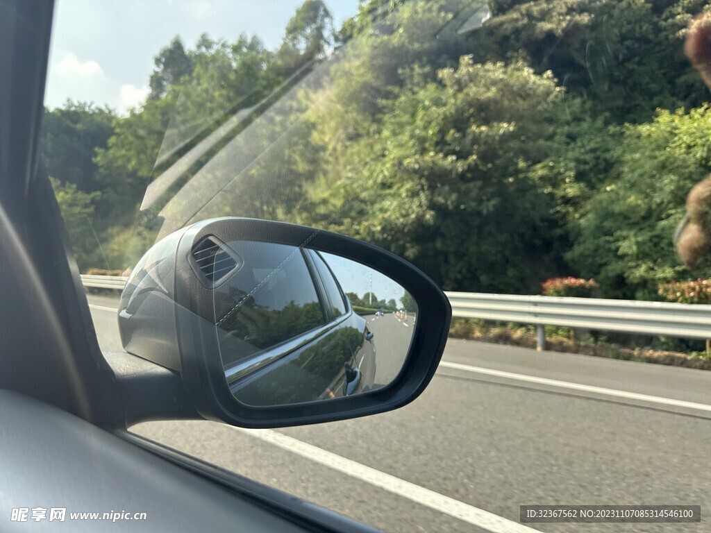 高速路后视镜