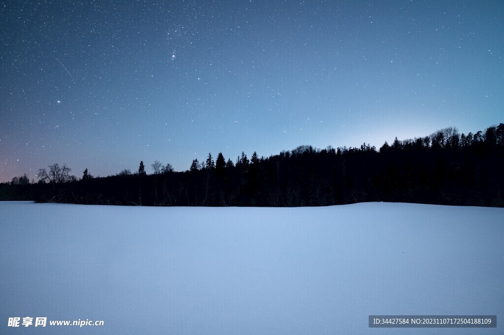 星空下的雪景