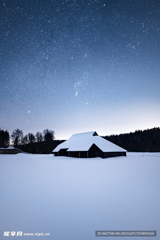 星空下雪景和木屋