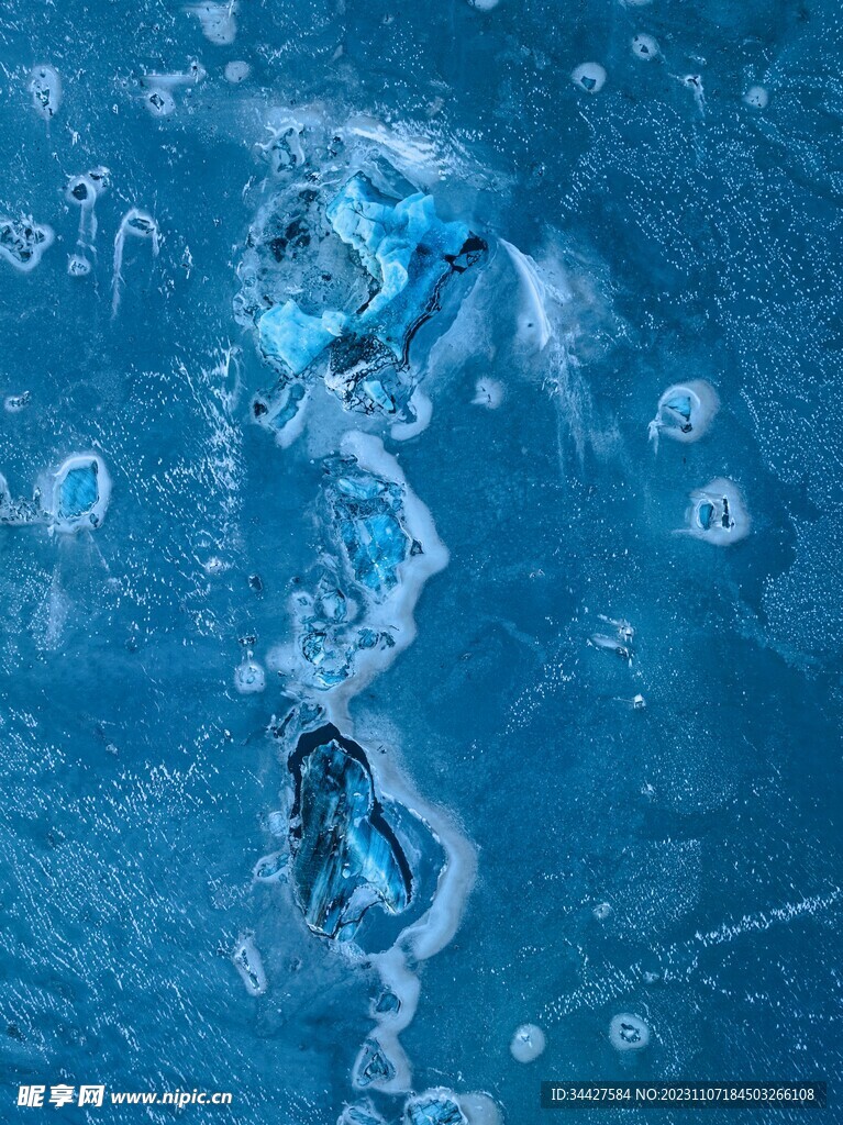 航拍冰湖