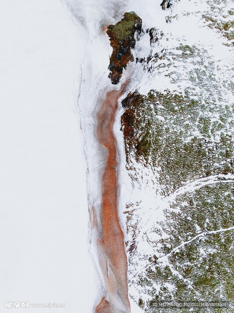 白雪覆盖的冰块