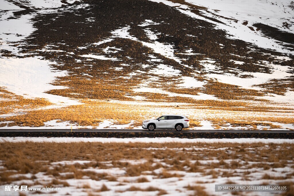 雪山道路上的汽车