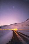 星空下的雪山道路