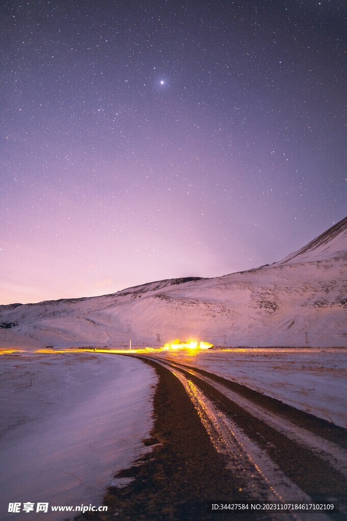 星空下的雪山道路