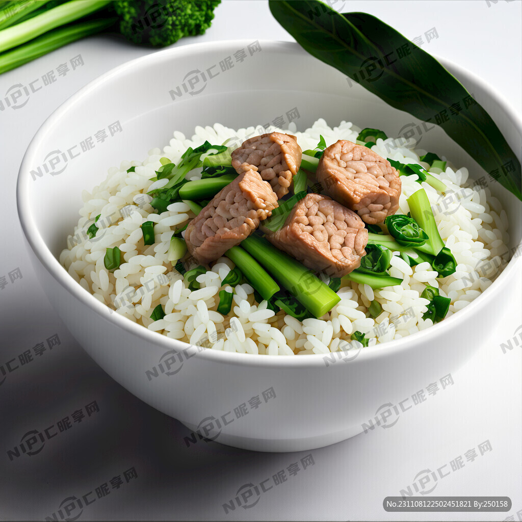 白碗盛着肥肠青菜米饭