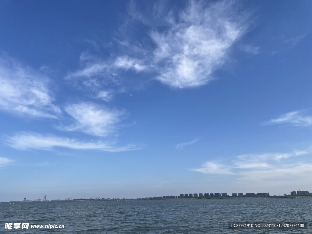 海上蓝天白云大海海边海水天空