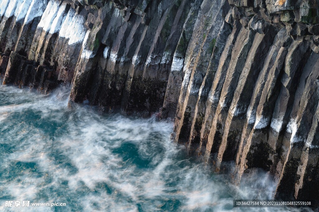 海浪和岩石