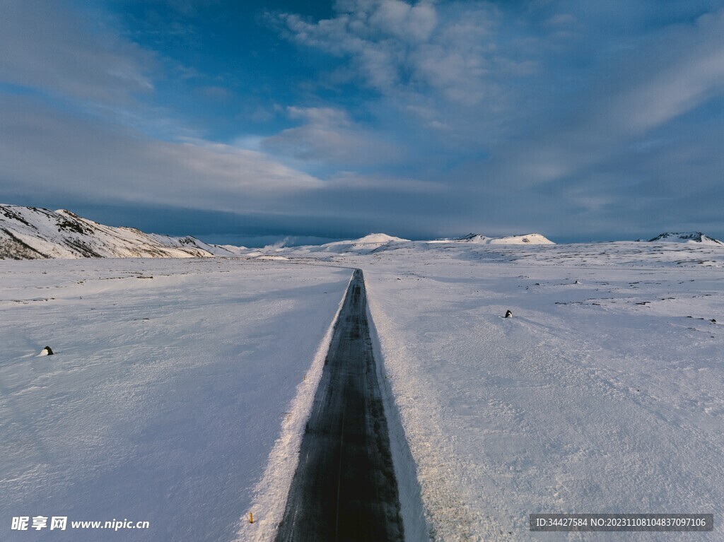 白雪覆盖的道路