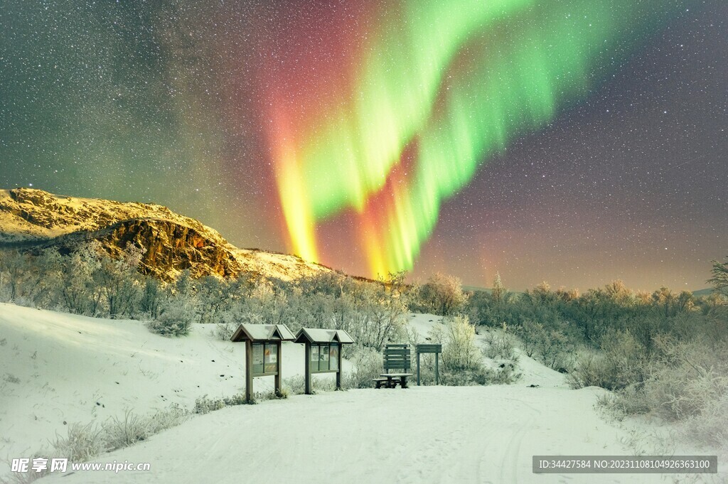 雪山上的星空极光