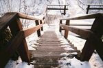 雪中的木梯通道