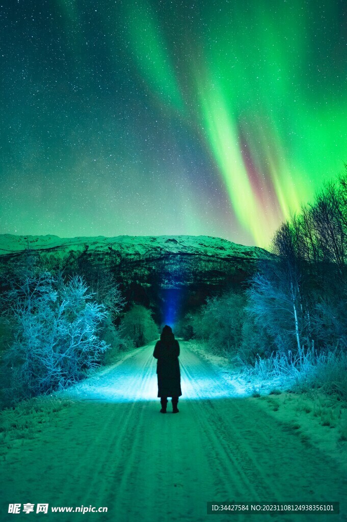 极光星空下的雪中道路