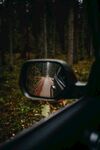 车后镜中的道路风景