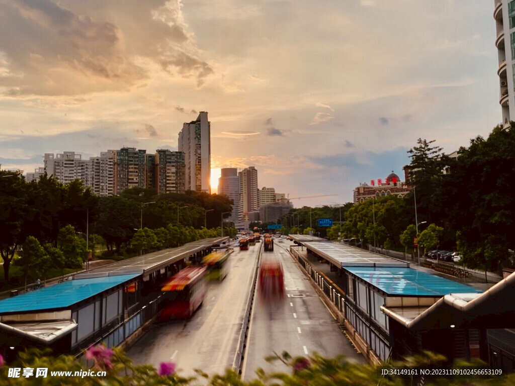 车水马龙的城市