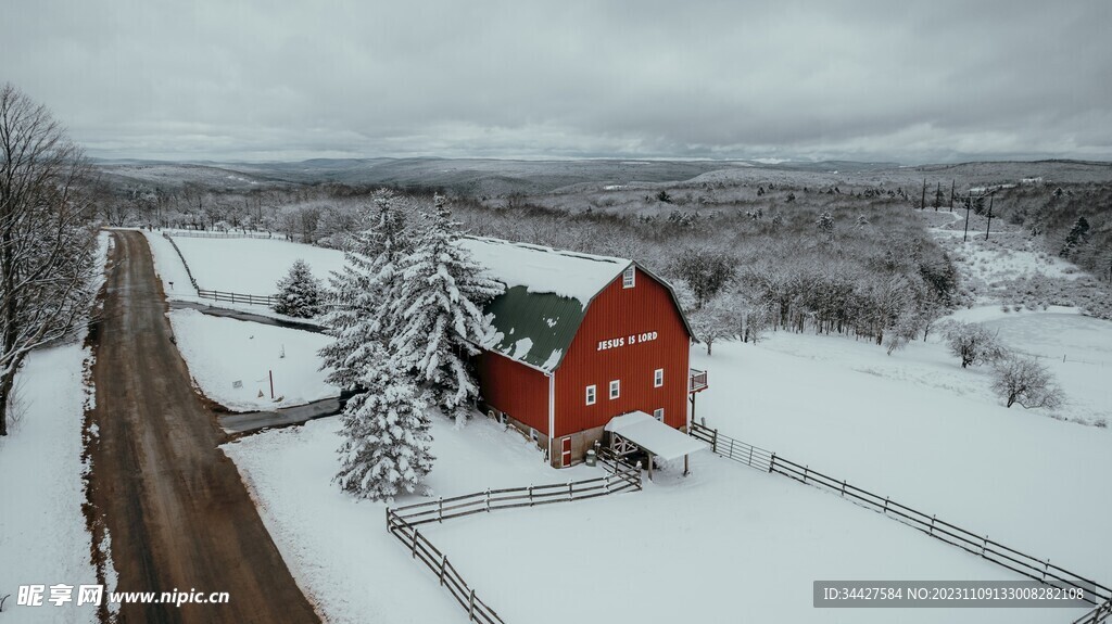 雪景中的红色房子