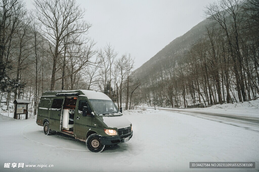 雪道旁的汽车