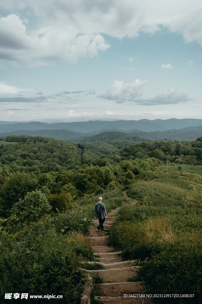 山路上的登山徙步者