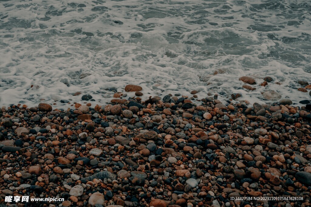 海浪和鹅卵石