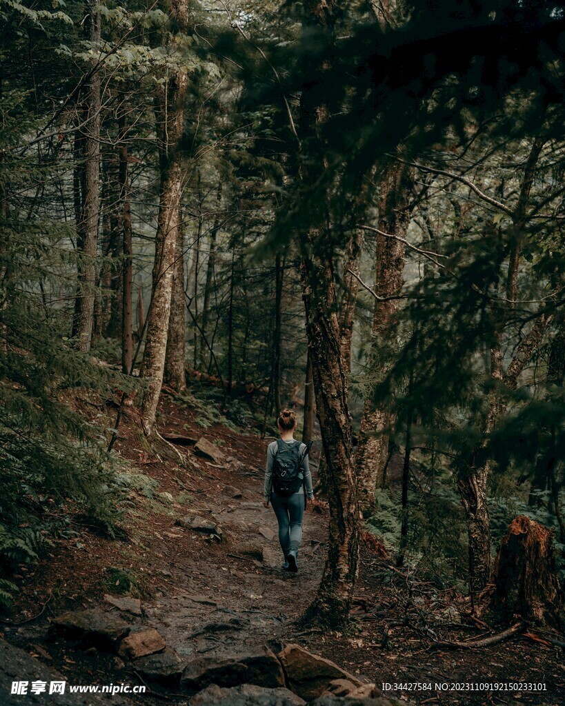 山路上的登山徙步者