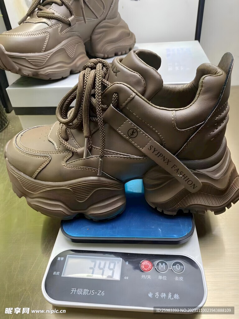 女式运动鞋