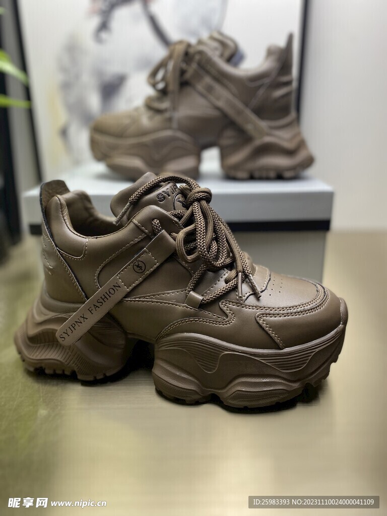 女式运动鞋