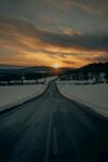 雪中道路日出风景