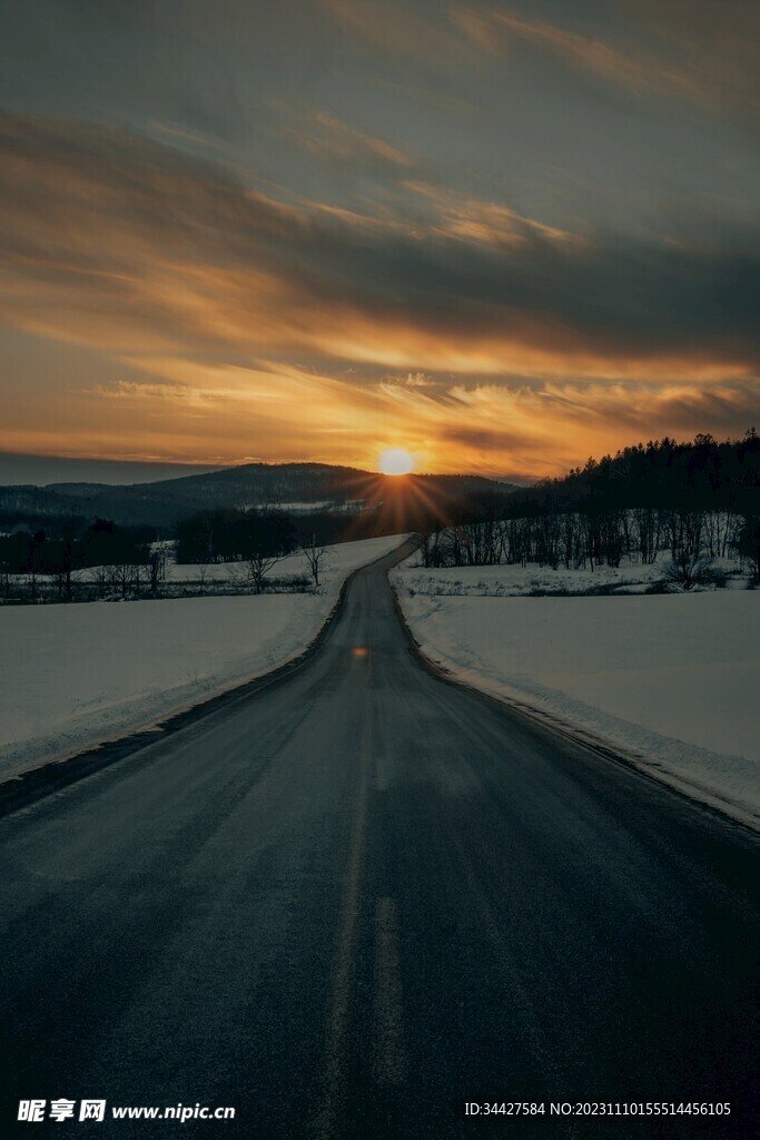 雪中道路日出风景