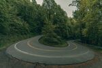 林间弯曲道路