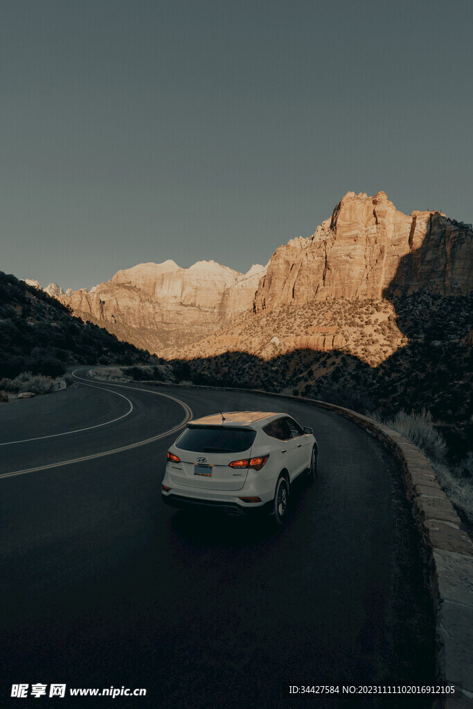 山间道路上的汽车