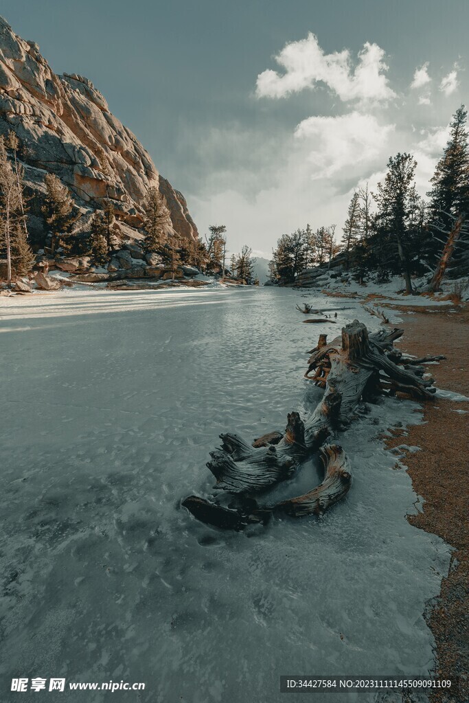 结冰的湖景