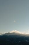 山脉上空的月亮