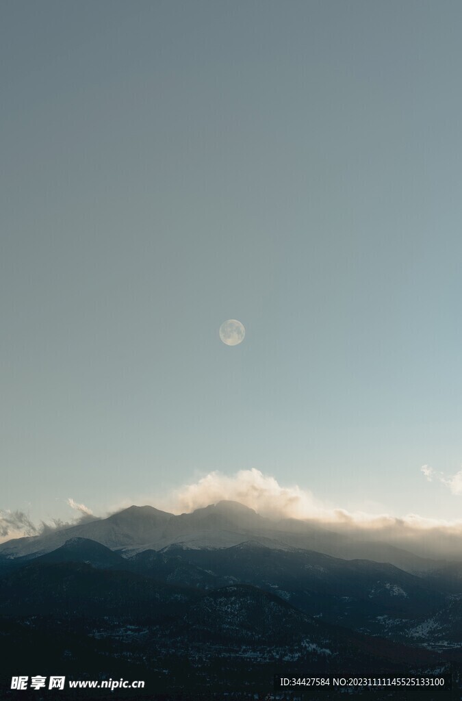 山脉上空的月亮