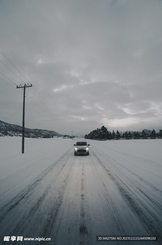 雪道中的汽车