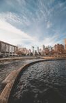水池和高楼建筑