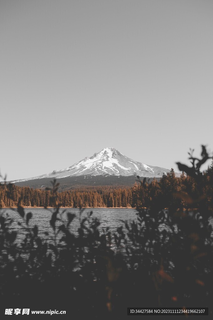 山脉湖景