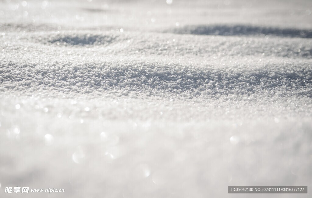 被雪覆盖的地面