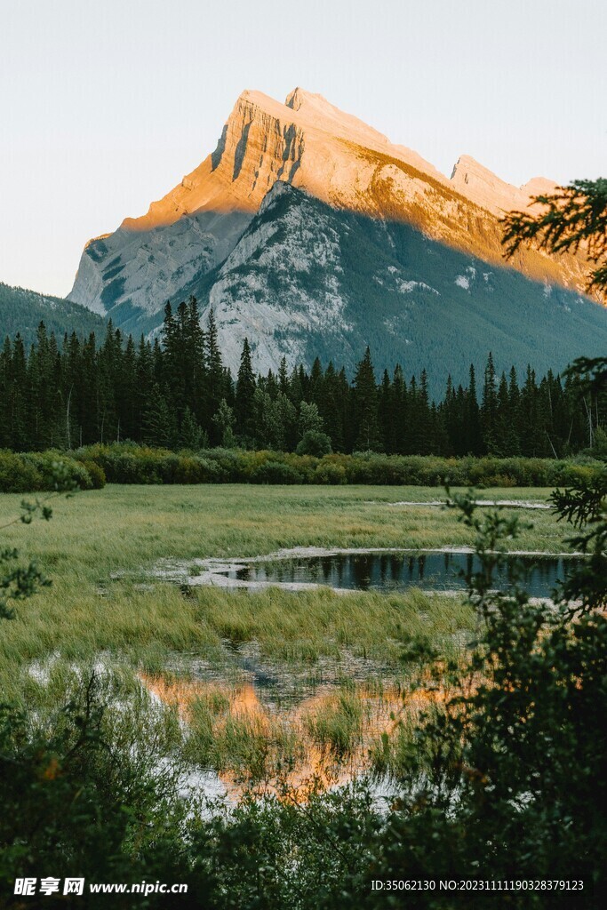 山体湖面景色