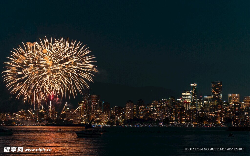 沿海建筑夜景和烟花