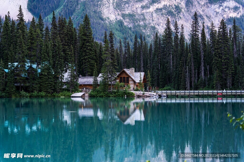 山林湖景