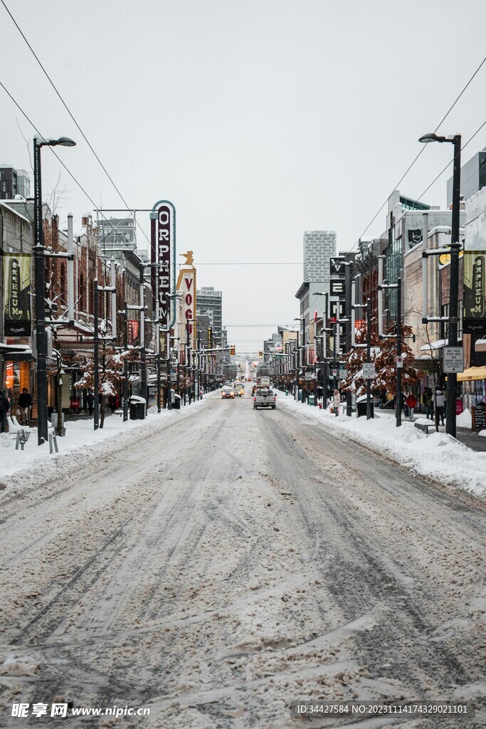 大雪覆盖的城市道路