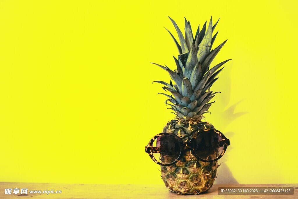 戴着太阳眼镜的菠萝