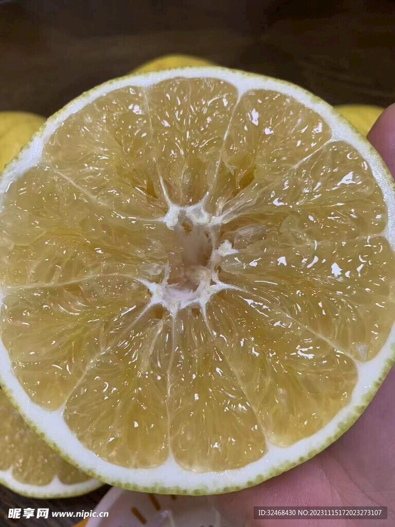 切开柚子