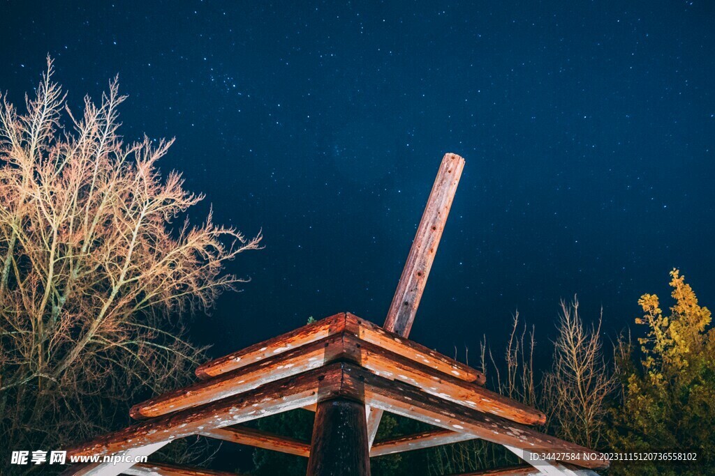 仰拍的木架和星空