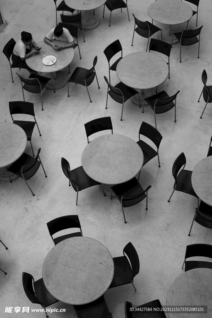 餐厅上的餐桌和餐椅