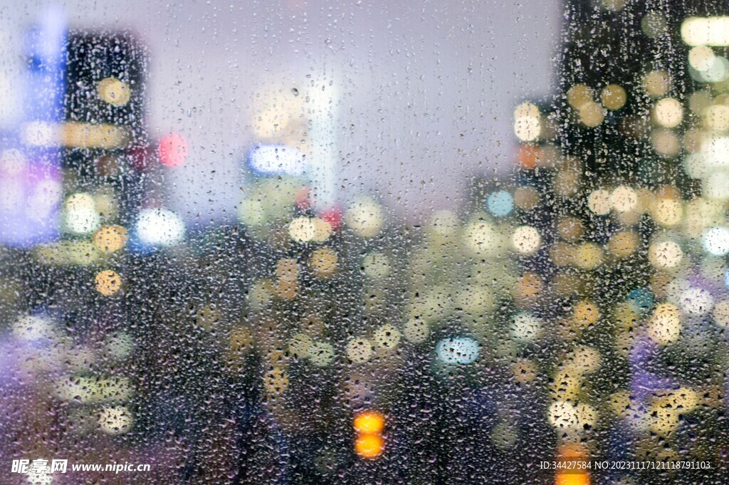 玻璃窗外的雨景灯光